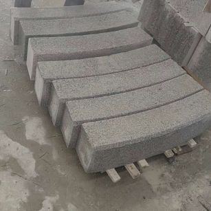 西安芝麻白弧形路牙石