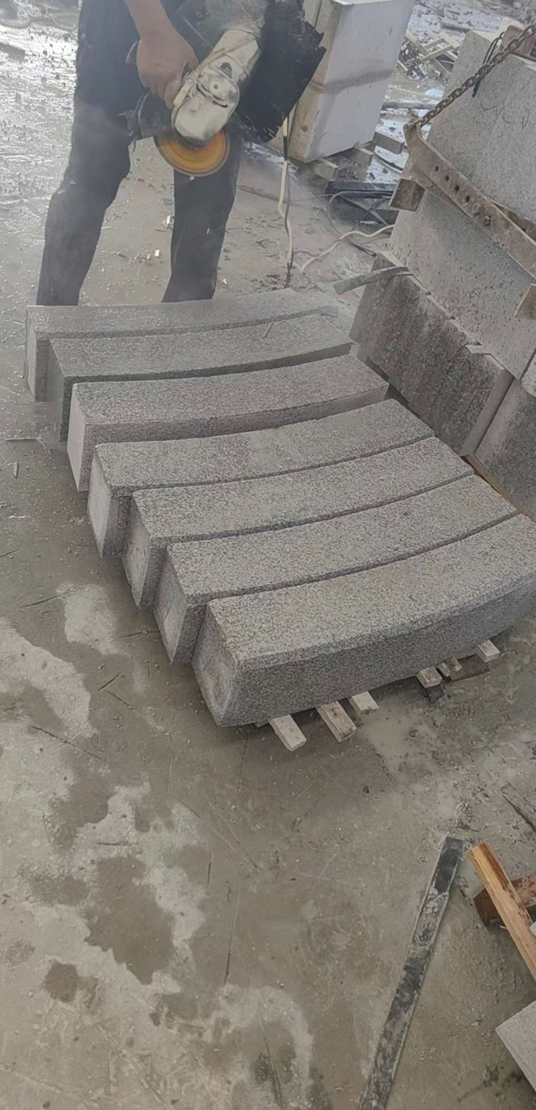 西安芝麻白弧形路牙石